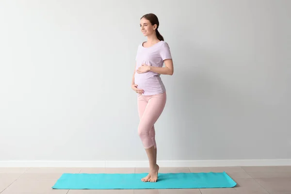 Sporty Pregnant Woman Light Wall — Stock Photo, Image