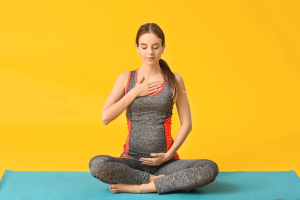 Mujer Embarazada Joven Practicando Yoga Sobre Fondo Color — Foto de Stock