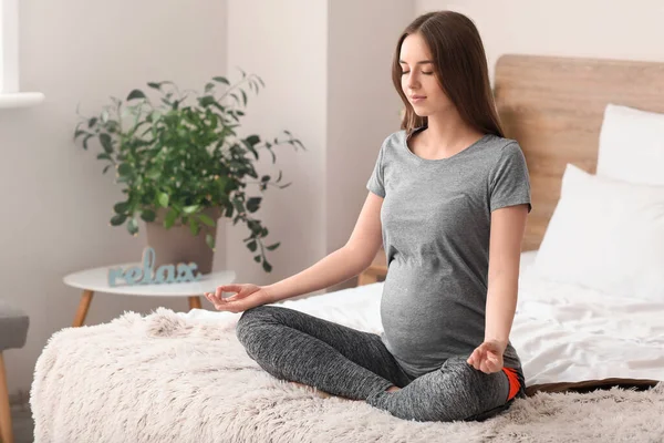 Joven Embarazada Practicando Yoga Casa — Foto de Stock