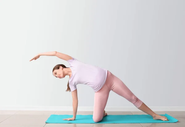 Sportig Gravid Kvinna Utövar Yoga Nära Ljusvägg — Stockfoto