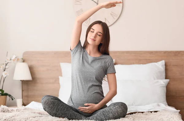 Young Pregnant Woman Practicing Yoga Home — Stock Photo, Image