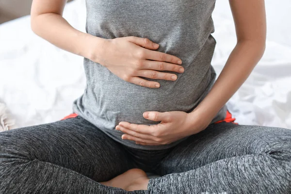 Mujer Embarazada Joven Sentada Cama Casa —  Fotos de Stock