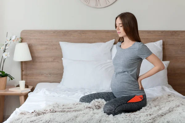 Jonge Zwangere Vrouw Beoefent Thuis Yoga — Stockfoto