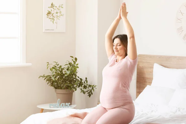 Jonge Zwangere Vrouw Beoefent Thuis Yoga — Stockfoto