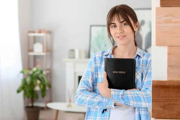 Mujer Joven Con Biblia Casa — Foto de Stock