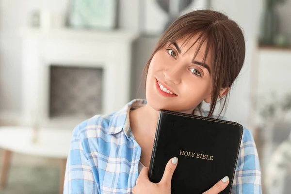 Młoda Kobieta Biblią Domu — Zdjęcie stockowe