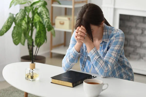 Giovane Donna Con Bibbia Che Prega Casa — Foto Stock