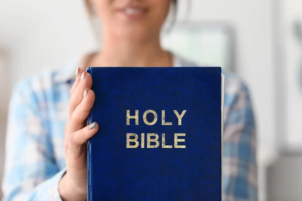 Ung Kvinna Med Bibeln Hemma Närbild — Stockfoto