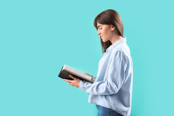 Mujer Joven Con Biblia Sobre Fondo Color — Foto de Stock