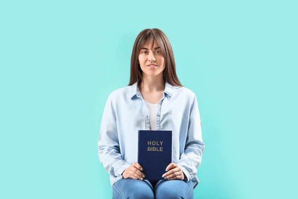 Young Woman Bible Color Background — Stock Photo, Image