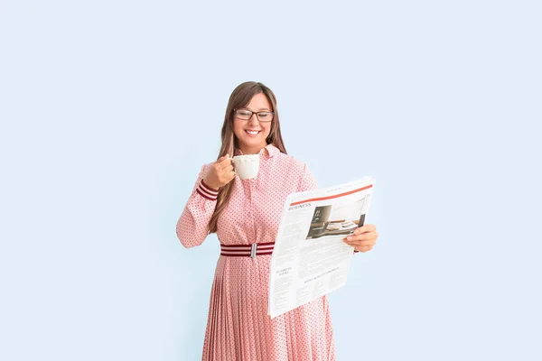 Mujer Feliz Con Periódico Bebiendo Café Caliente Sobre Fondo Color — Foto de Stock