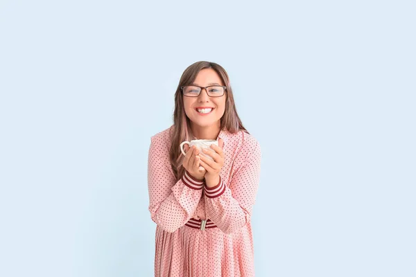 Mujer Feliz Bebiendo Café Caliente Sobre Fondo Color — Foto de Stock