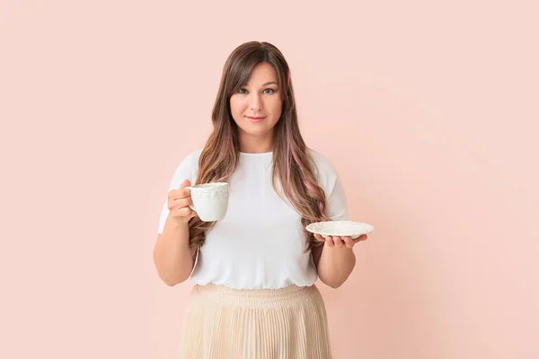 Mujer Joven Bebiendo Café Caliente Sobre Fondo Color —  Fotos de Stock