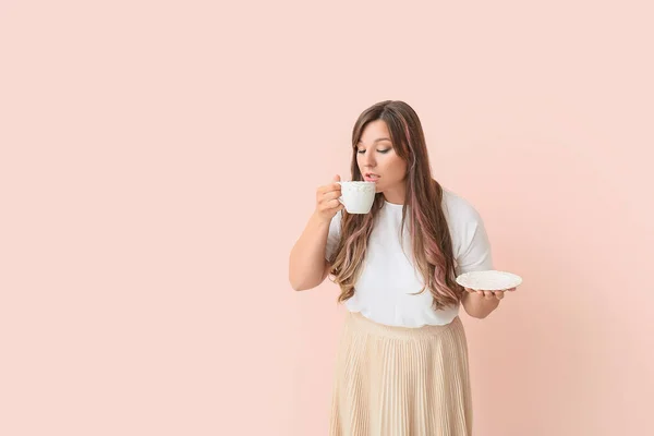 Jonge Vrouw Drinken Hete Koffie Kleur Achtergrond — Stockfoto