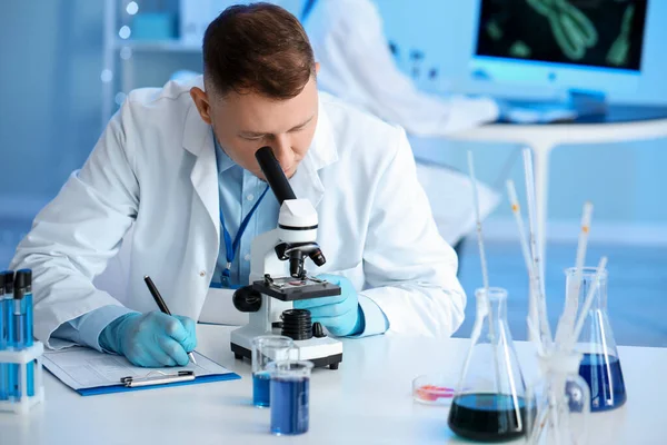 Científico Trabajando Con Muestra Laboratorio — Foto de Stock