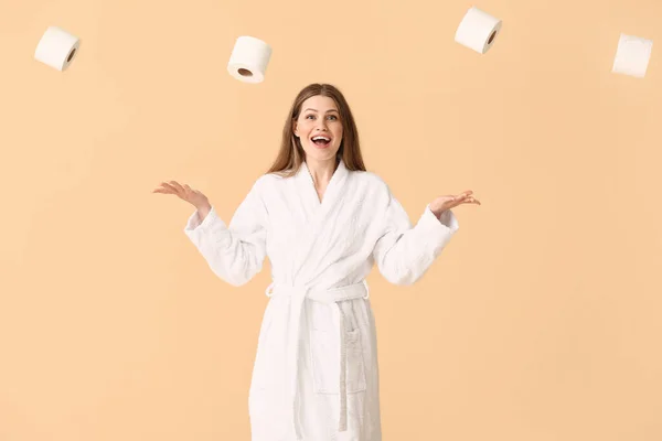 Junge Frau Mit Vielen Rollen Toilettenpapier Auf Farbigem Hintergrund — Stockfoto