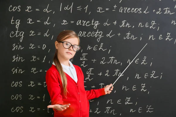 Nettes Kleines Schulmädchen Der Nähe Der Tafel Klassenzimmer — Stockfoto