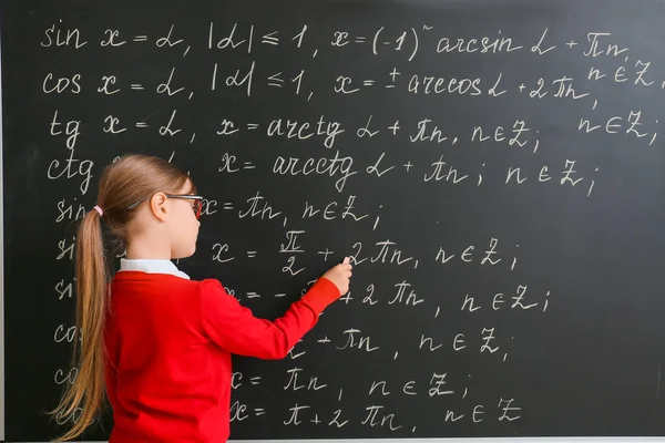 Nettes Kleines Schulmädchen Schreibt Auf Tafel Klassenzimmer — Stockfoto