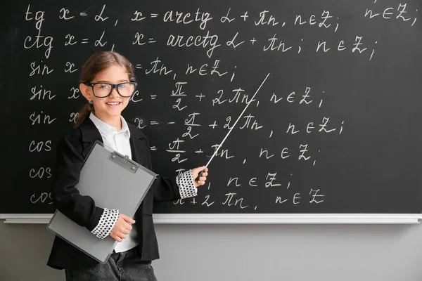 Gadis Sekolah Kecil Yang Lucu Dekat Papan Tulis Kelas — Stok Foto