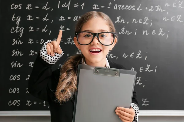 Gadis Sekolah Kecil Yang Lucu Dekat Papan Tulis Kelas — Stok Foto