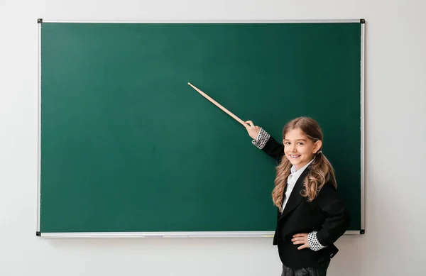 Cute Gadis Sekolah Kecil Dengan Pointer Dekat Papan Tulis Kelas — Stok Foto