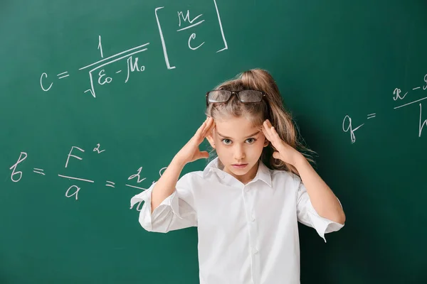 Stres Gadis Sekolah Kecil Dekat Papan Tulis Kelas — Stok Foto