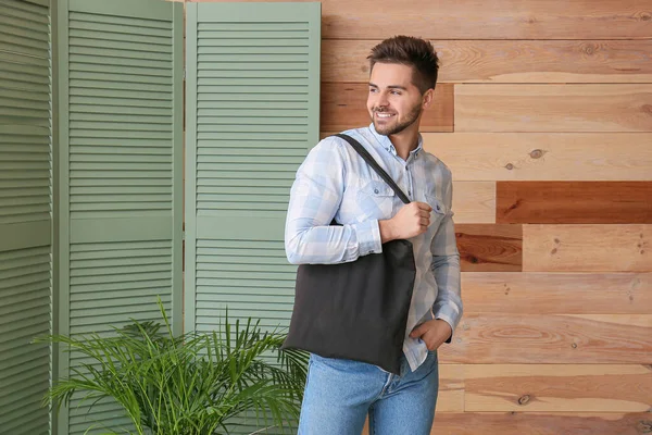 Joven Con Eco Bag Casa — Foto de Stock