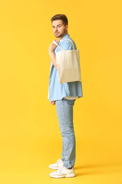 Νεαρός Άνδρας Οικολογική Τσάντα Φόντο Χρώμα — Φωτογραφία Αρχείου