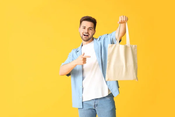 Junger Mann Mit Öko Tasche Auf Farbigem Hintergrund — Stockfoto