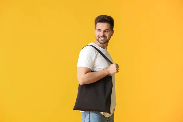 Joven Con Bolsa Ecológica Sobre Fondo Color — Foto de Stock