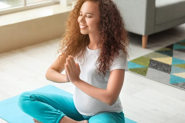 Young Pregnant Woman Practicing Yoga Home — Stock Photo, Image