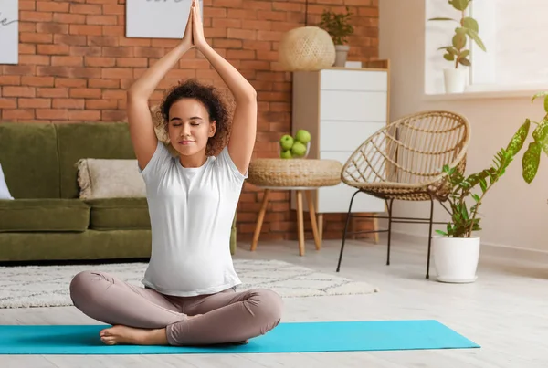 Young Pregnant Woman Practicing Yoga Home — Stock Photo, Image