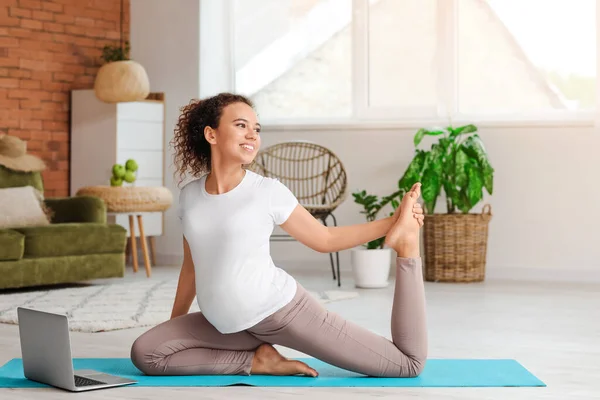 Young Pregnant Woman Practicing Yoga Home — Stock Photo, Image