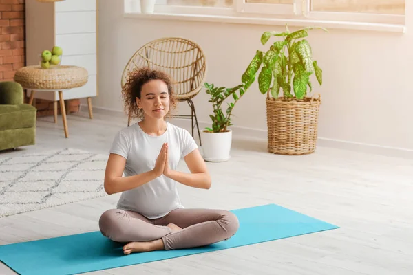 Young Pregnant Woman Practicing Yoga Home — Stock Photo, Image