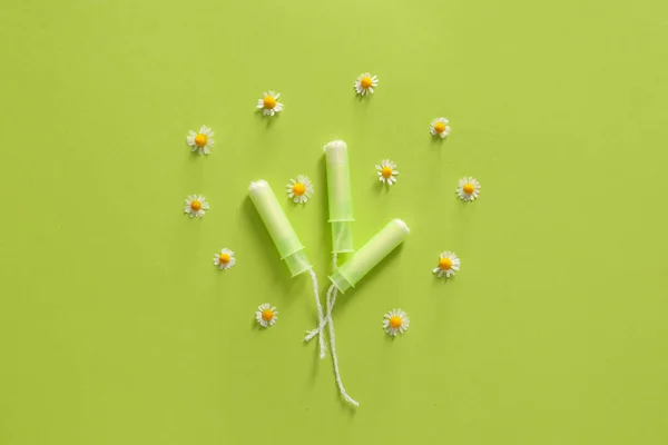 Menstrual Tampons Chamomile Flowers Color Background — Stock Photo, Image