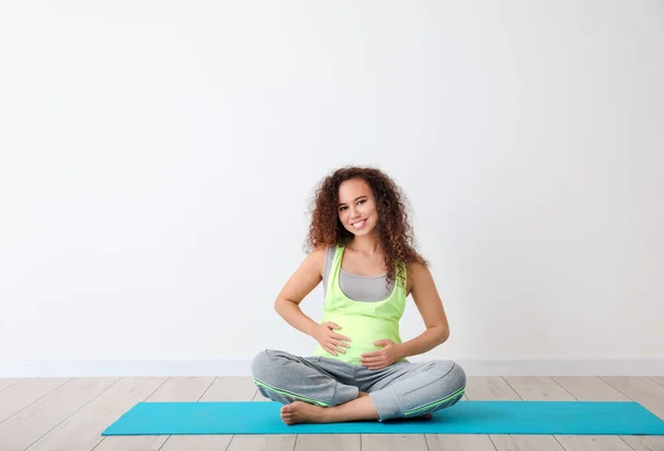 Young Pregnant Woman Practicing Yoga Gym — Stock Photo, Image