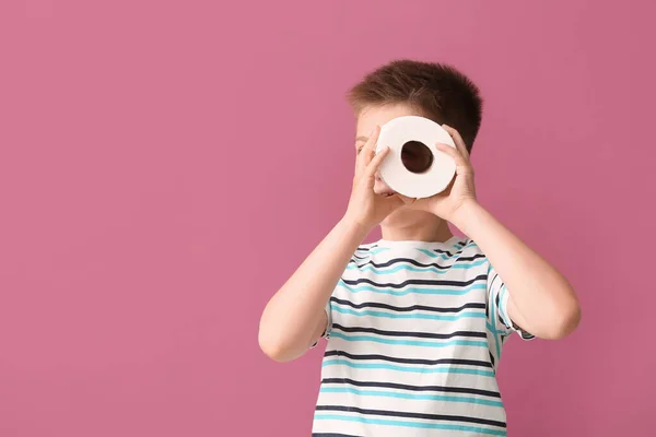 Engraçado Menino Com Papel Higiênico Fundo Cor — Fotografia de Stock