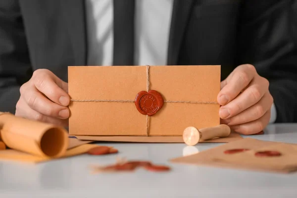 Notário Público Com Envelope Escritório Close — Fotografia de Stock