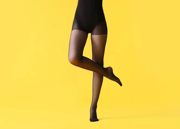 Beine Der Schönen Jungen Frau Strumpfhosen Auf Farbigem Hintergrund — Stockfoto
