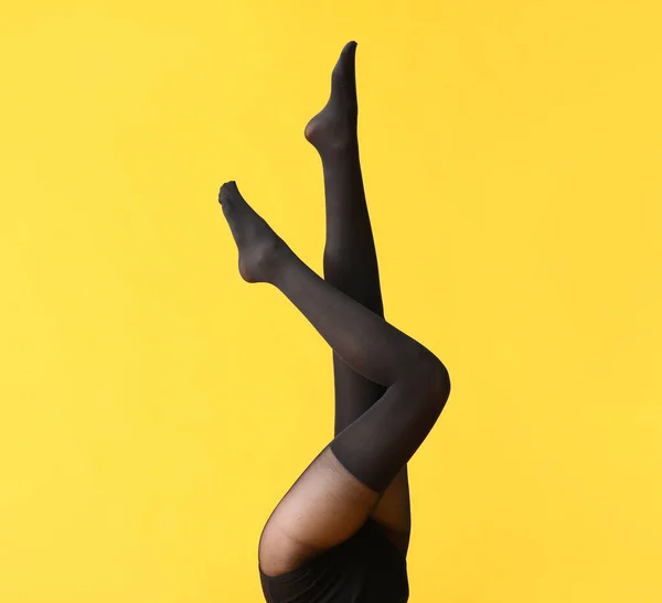 Pernas Bela Jovem Mulher Collants Sobre Fundo Cor — Fotografia de Stock