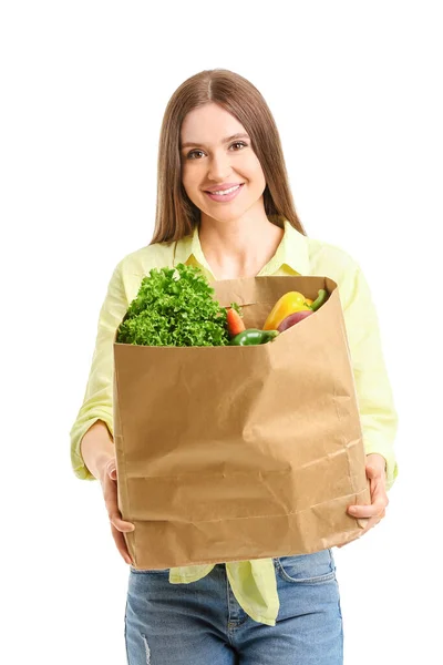 Beyaz Arka Planda Yiyecek Dolu Çanta Taşıyan Genç Bir Kadın — Stok fotoğraf