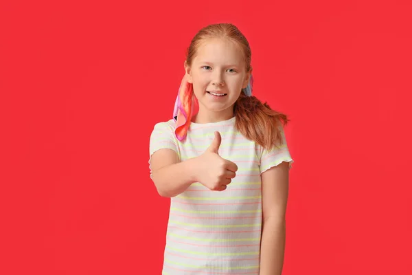 Słodkie Ruda Dziewczyna Pokazując Kciuk Gest Kolorowe Tło — Zdjęcie stockowe