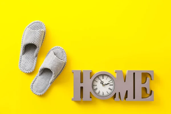 Paar Weiche Hausschuhe Und Dekorative Uhr Auf Farbigem Hintergrund — Stockfoto