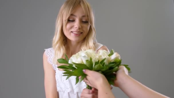 Mulher Bonita Recebendo Buquê Rosas Brancas Fundo Cinza — Vídeo de Stock