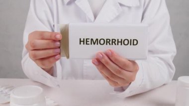 Hemoroidal fitilleri olan bir proktolog, yakın plan.