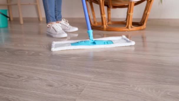 Mujer Fregando Piso Habitación — Vídeo de stock