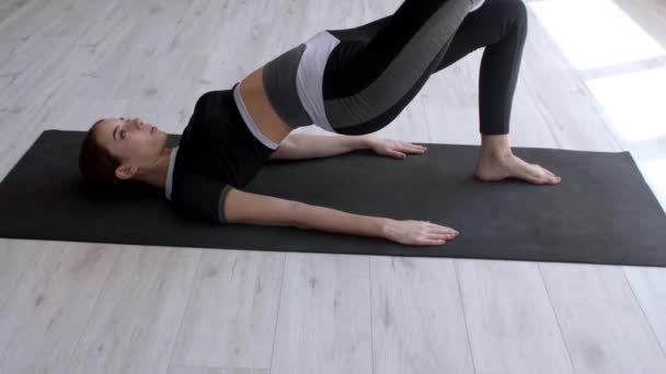 Sportig Ung Kvinna Utövar Yoga Gymmet — Stockvideo