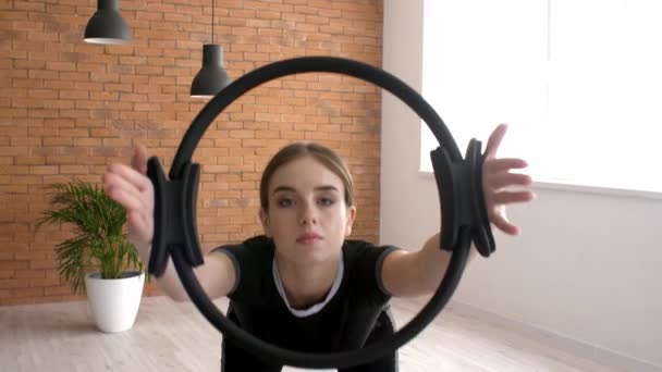 Спортивная Молодая Женщина Тренируется Изотоническим Кольцом Дома — стоковое видео