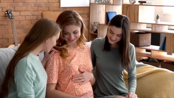 一对男女同性恋者和一个孕妇坐在家里的沙发上 代孕母亲概念 — 图库视频影像
