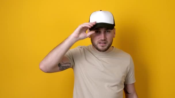 Renkli Arka Plana Karşı Şık Şapkalar Deneyen Yakışıklı Bir Adam — Stok video